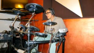 Copertina di Tragedia durante un concerto, il gelataio batterista 71enne Luciano Porcarelli muore mentre suona Bob Marley