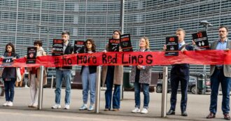Copertina di Rafah, la protesta delle ong a Bruxelles: “Quanto dobbiamo aspettare prima che l’Ue intervenga per fermare l’impunità a Gaza?”