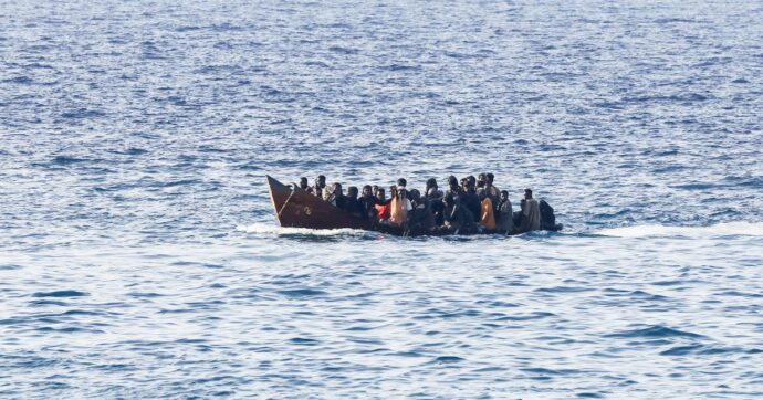 A Lampedusa riprendono gli sbarchi: morta una bimba di 5 mesi che viaggiava con la mamma e il fratellino
