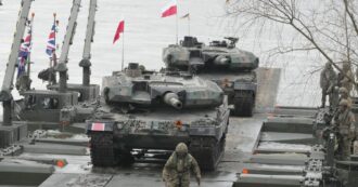 Copertina di Ucraina, i segnali e le preoccupazioni della Polonia. Il ministro degli Esteri: “Truppe a Kiev? Non lo escludo”. Il vice della Difesa: “No. Ma serve fondo Ue per le armi, non c’è tempo”