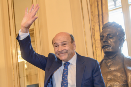 Copertina di Teatro alla Scala, il sovrintendente Dominique Meyer va via polemico: “A un certo punto un ministro ha deciso di mandarmi in pensione”