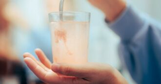 Copertina di Veramente possiamo bere (o mangiare) il collagene? Gli effetti e i benefici degli integratori spiegati dalla dermatologa
