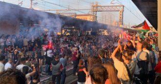 Copertina di Manifestanti pro Palestina occupano i binari della stazione di Bologna. Salvini: “Criminale bloccare i treni. Ci saranno conseguenze”