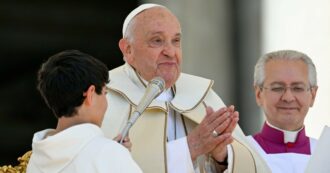 Copertina di Dopo lo scivolone “frociaggine”,  Francesco si scusa: “Nella Chiesa c’è spazio per tutti”