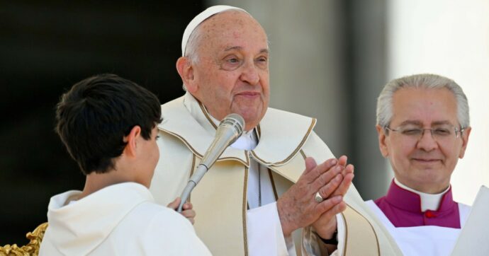 Dopo lo scivolone “frociaggine”,  Francesco si scusa: “Nella Chiesa c’è spazio per tutti”