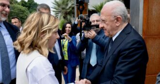 Copertina di Meloni, spot elettorale a Caivano. E a De Luca: “Sono la stronza…”