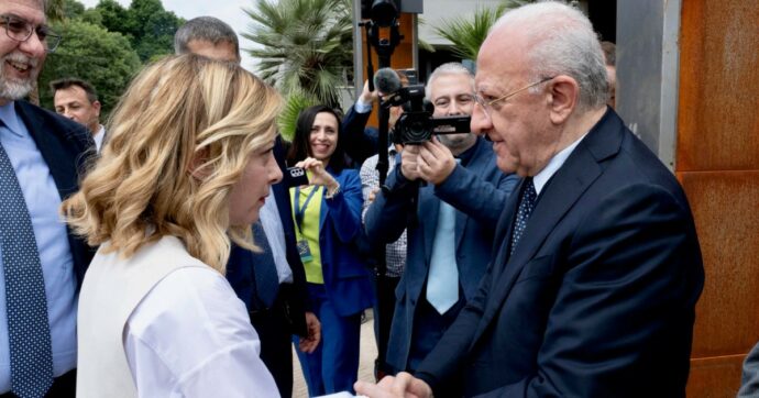 Meloni, spot elettorale a Caivano. E a De Luca: “Sono la stronza…”