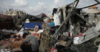 Copertina di A Rafah Israele attacca i campi profughi: tre stragi in 48 ore e oltre 80 morti. Colpita anche la tendopoli che Tel Aviv dichiarava “sicura”