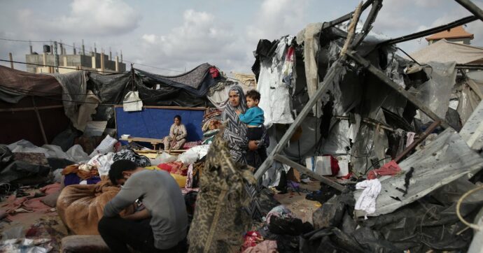 Copertina di Rafah, Israele colpisce i campi profughi: terza strage in 48 ore, oltre 80 morti. Raid pure sulla tendopoli di al-Mawasi: per Tel Aviv era sicura
