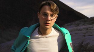 Copertina di Diss Gacha, il rapper dal viso d’angelo: “Credo in Dio, ho un legame diretto con lui. Sono un ragazzo normale a cui piace fare musica stilosa. Sanremo? È presto”