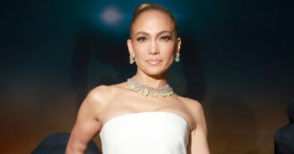Copertina di Jennifer Lopez sbotta: “Riempiono il mio viso di rughe con l’intelligenza artificiale per promuovere creme”