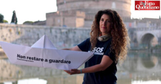 Copertina di Migranti, le barche di carta di Sos Mediterranee nel Tevere e nelle fontane di Roma per il soccorso in mare: “Basta morti nel Mediterraneo”