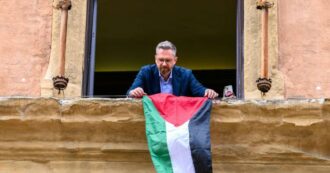 Copertina di Gaza, i comuni di Bologna e Pesaro espongono la bandiera della Palestina. Ira delle comunità ebraiche: “Così si legittima il terrorismo”