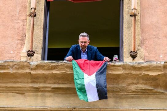 Gaza, i comuni di Bologna e Pesaro espongono la bandiera della Palestina. Ira delle comunità ebraiche: “Così si legittima il terrorismo”