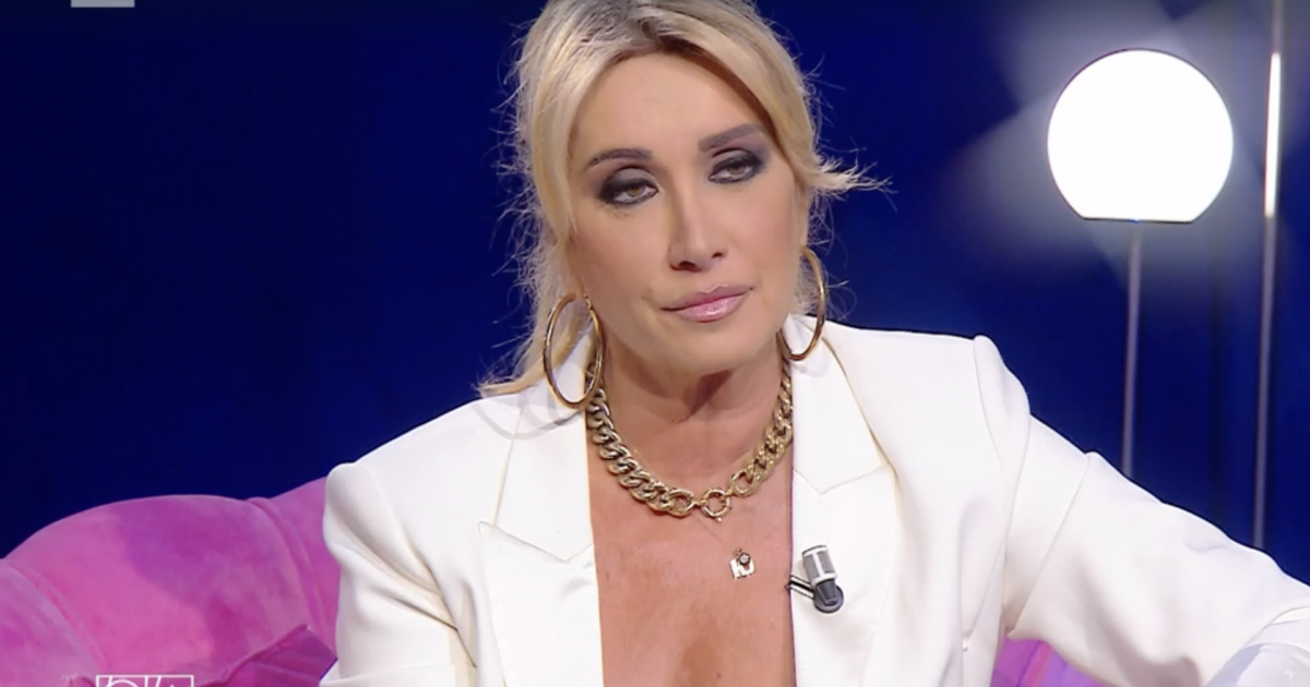 Simona Tagli pronta a rompere il voto di castità: “Ho provato un sentimento d’amore per Beatrice Luzzi”