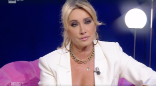 Copertina di Simona Tagli pronta a rompere il voto di castità: “Ho provato un sentimento d’amore per Beatrice Luzzi”