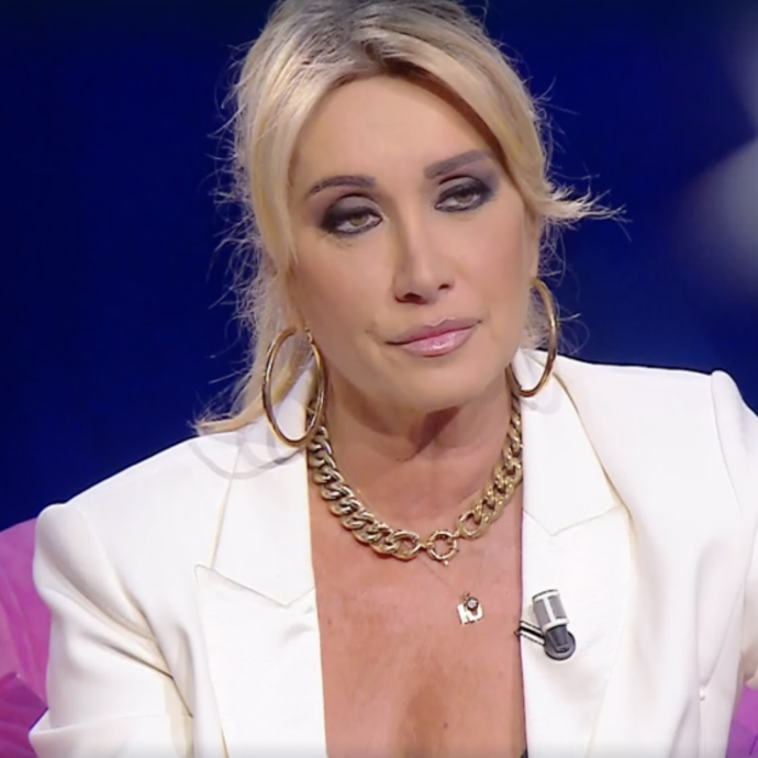 Simona Tagli pronta a rompere il voto di castità: “Ho provato un sentimento d’amore per Beatrice Luzzi”