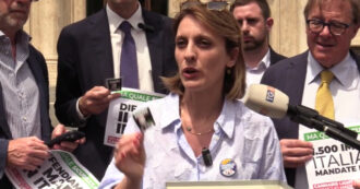 Copertina di Cannabis legale, davanti a Montecitorio distribuite bustine col volto di Meloni: il flash mob di Meglio Legale e +Europa