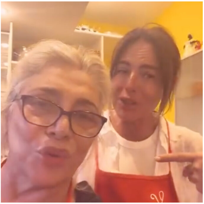 Mara Venier mostra a Paola Perego il menù goloso, dal riso alle pizzelle napoletane. I fan: “Invitateci”