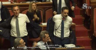 Copertina di Proteste contro il premierato in Aula, i senatori dell’opposizione tolgono le giacche e violano il “dress code”. Seduta interrotta – Video