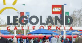 Copertina di Cortocircuito provoca un vasto incendio a Legoland: una parte del parco a tema Lego distrutta dalle fiamme