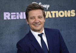 Copertina di “Avevo 14 costole rotte e un occhio fuori dall’orbita. Non volevo tornare indietro a vivere”. Jeremy Renner miracolato dopo il terribile incidente
