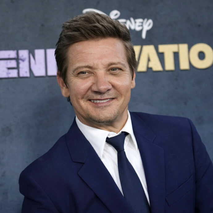 “Avevo 14 costole rotte e un occhio fuori dall’orbita. Non volevo tornare indietro a vivere”. Jeremy Renner miracolato dopo il terribile incidente