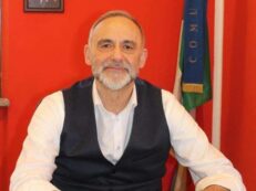 Copertina di Claudio Manara, il sindaco di Corte Palasio trovato impiccato nel Municipio: indagini in corso