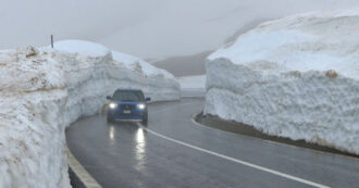 Copertina di Colle del Piccolo San Bernardo, il passo che collega la Valle d’Aosta alla Savoia riapre tra due muri di neve che cingono la strada