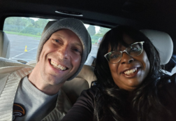 Copertina di “Soffro di osteoartrite mi sono accasciata per la stanchezza e Chris Martin mi ha dato un passaggio”. Il sogno realizzato della fan Saundra Glenn