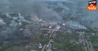 Copertina di Offensiva russa nella regione di Kharkiv, Kiev: “Volchansk è in fiamme, si combatte casa per casa”