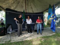 Copertina di Il campo rom di Milano ospita i candidati alle Europee: “Siamo italiani e votiamo. Vogliamo capire chi scegliere”