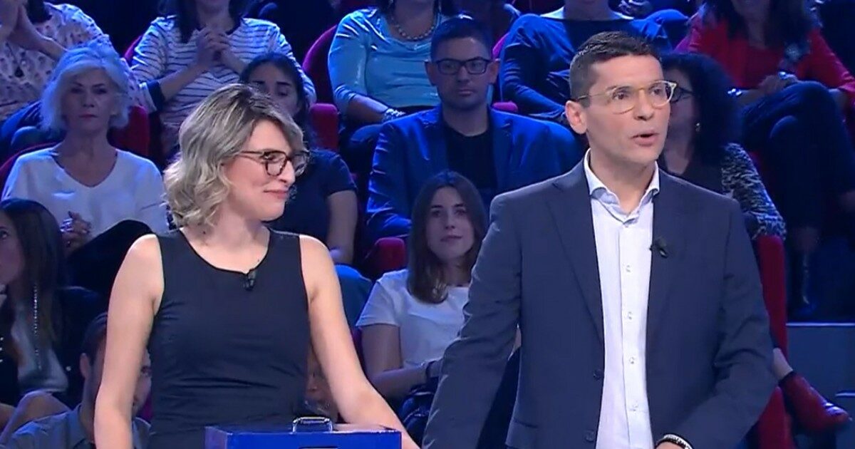 “Mio padre aveva fatto il provino per Affari Tuoi prima di morire, questa partita è per lui”: Nicola commuove il pubblico (ed è sfortunato al gioco)