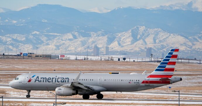 “Puzzate, scendete dal volo”, tre afroamericani fanno causa all’American Airlines: “Messi in imbarazzo e umiliati”