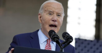 Copertina di Il giornalista fa a Biden una domanda sull’età, il presidente Usa lo aggredisce: “Stai bene? Sei caduto e hai battuto la testa?”