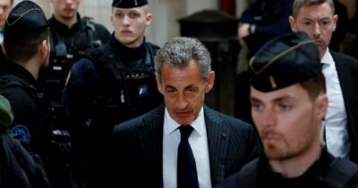 Copertina di Sarkozy in cella mangia solo yogurt: “Ha paura gli sputino nel piatto”