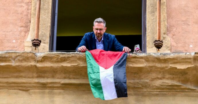 Bologna, vessillo palestinese: comunità ebraica contro Lepore