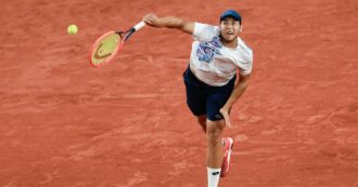 Copertina di Roland Garros, Kotov cuore di mamma: ripresa sugli spalti mentre mette il grip alla racchetta del prossimo avversario di Sinner – Video