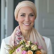 Copertina di La foto di Kate Middleton con il turbante per la chemio fa il giro del web ma è un fake fatto con l’AI: “Una vergogna”