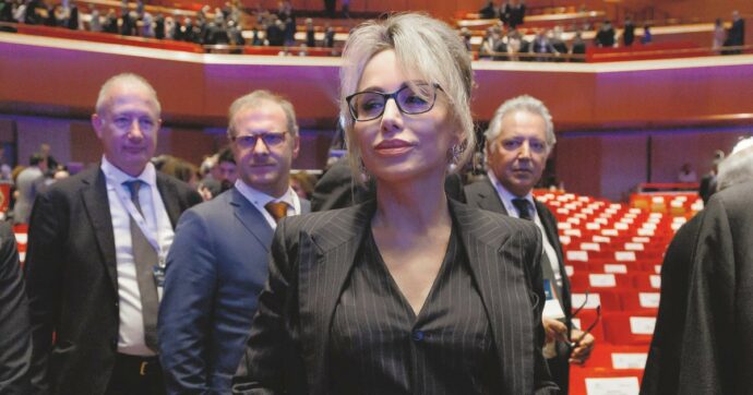 Copertina di Il lavoro di esser “figlia di”: Marina Berlusconi ora è Cavaliera
