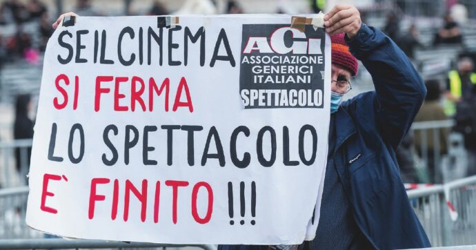 Copertina di Tax credit bloccato dal ministro Sangiuliano. Il cinema italiano scenderà in piazza a Roma