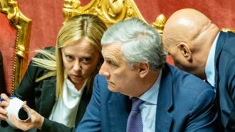 Bollo auto sospeso, lo scippo di Meloni ha mandato in tilt Forza Italia. E Tajani dà l’ordine ai suoi: “Dite è roba nostra nel segno di Berlusconi”