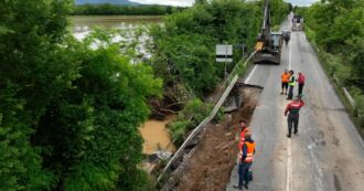Copertina di Cede una parte di strada nel Bresciano a causa delle forti piogge: le immagini dal drone