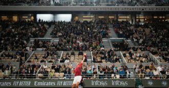 Copertina di Problemi di alcolismo molesto al Roland Garros: dopo le proteste dei tennisti, la direttrice impone lo stop alla vendita