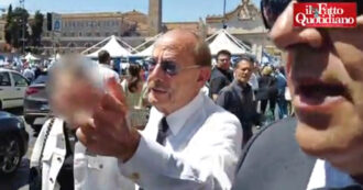 Copertina di Al comizio di Meloni spunta Angelucci (Lega) che insulta i cronisti: “Che ci faccio qui? Ma vai affanc…”