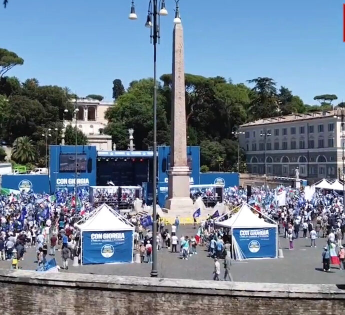 Meloni chiude la campagna elettorale a Roma: le immagini di piazza del Popolo piena a metà