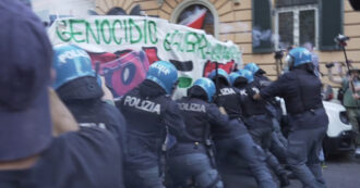 Copertina di Roma, scontri tra manifestanti pro-Palestina e forze dell’ordine: la polizia li respinge coi lacrimogeni