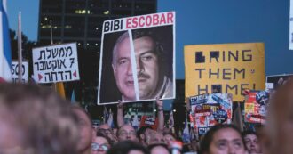 Copertina di Tel Aviv, la piazza protesta: “Non ci fidiamo di Netanyahu, non se ne andrà”
