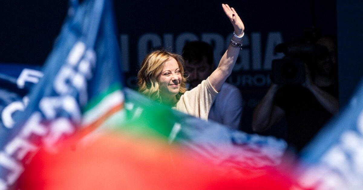 “Sono la stronza della Meloni” negli altoparlanti, l’attacco alle opposizioni “livorose”: com’è andato l’unico comizio della premier. “Le Europee sono un referendum”