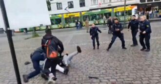 Copertina di Germania, è morto il poliziotto accoltellato venerdì durante l’assalto di un uomo a uno stand di estrema destra
